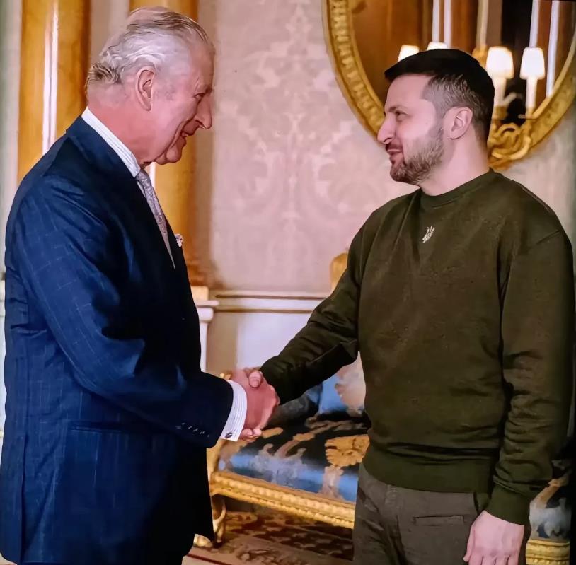 小泽被赶出白宫后，不到24小时他就在英国得到了人们热烈的欢迎，首相斯塔默对小泽说