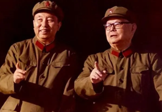 华国锋是毛主席的接班人，也是建国后的第二位党中央主席，不过，华国锋曾经两次想让位