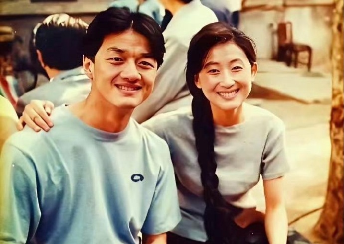 九十年代，著名演员陈瑾与李亚鹏在一起，笑容灿烂，喜笑颜开，喜出望外，温暖又温馨，