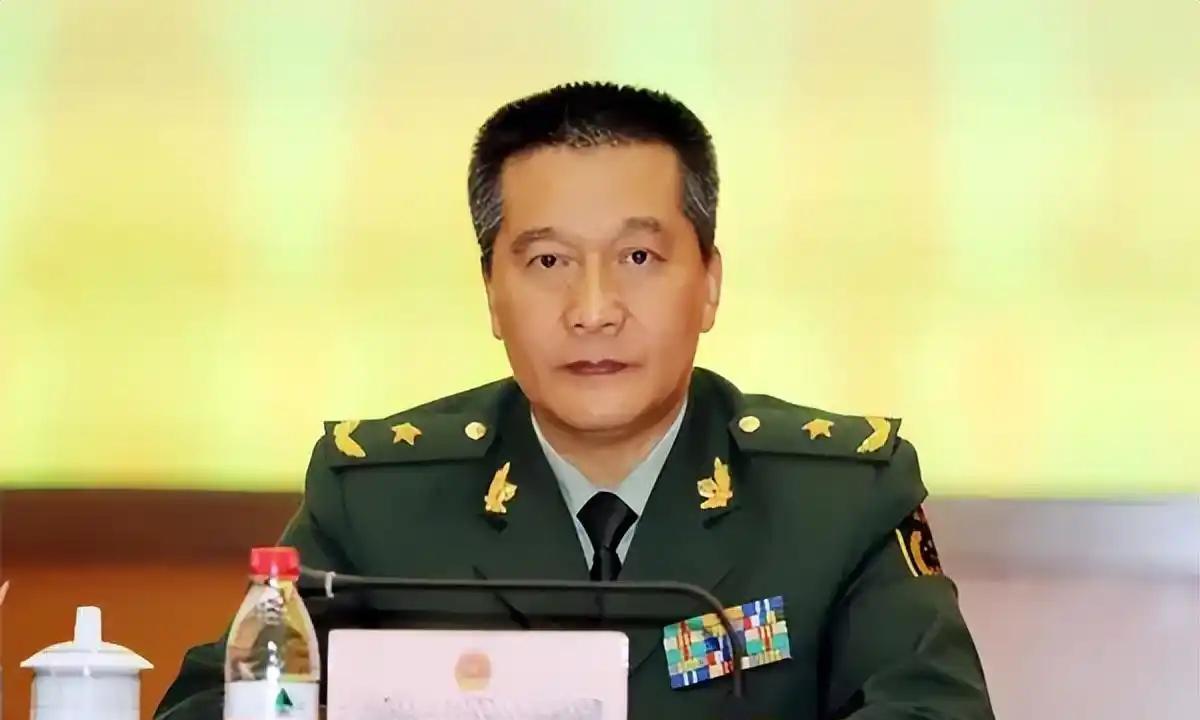 部队有了政委，为何还要政治部主任，职能是不是重复了？
当然不是重复了，政委和政治