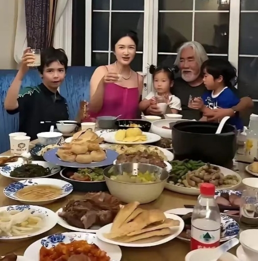 著名导演张纪中一家的生活质量堪称高大上，每天都是锦衣玉食，美味佳肴，简直就像“满