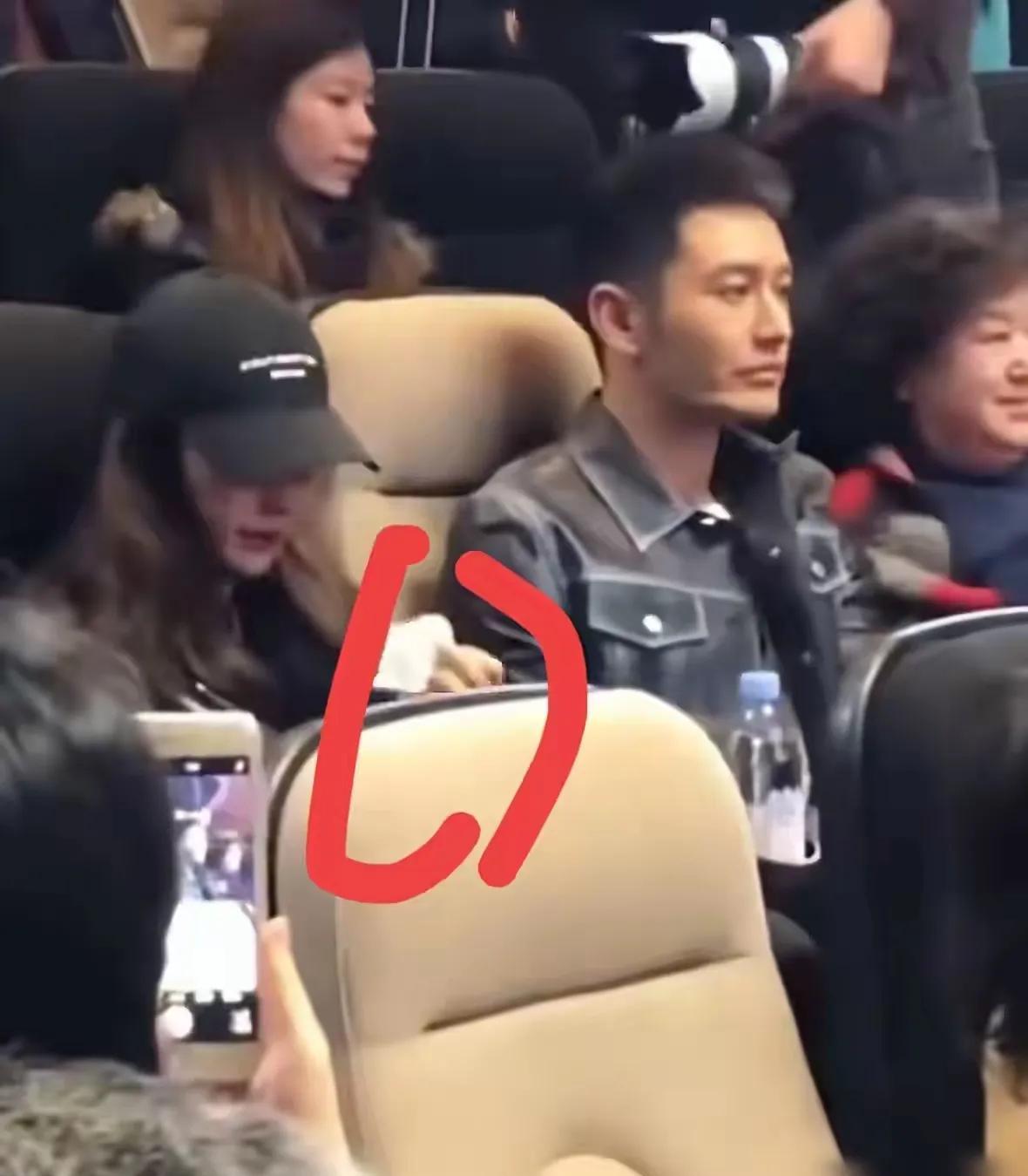 从这张照片就看出来了，他们那个时候，就注定要离婚了。



这张照片定格的瞬间，