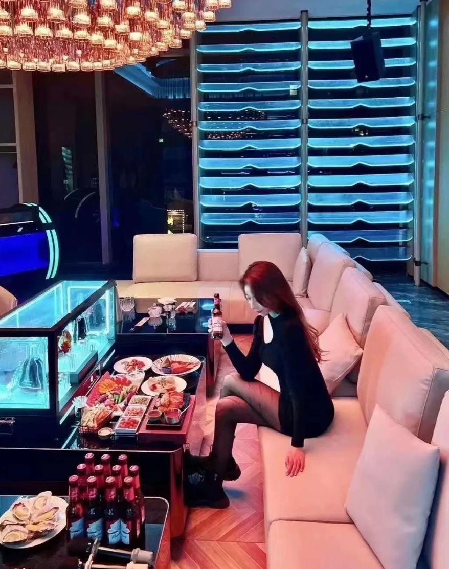 最近很多人私信我，问我在夜场上班到底能挣多少钱？
这个问题怎么说呢，其实跟别的行
