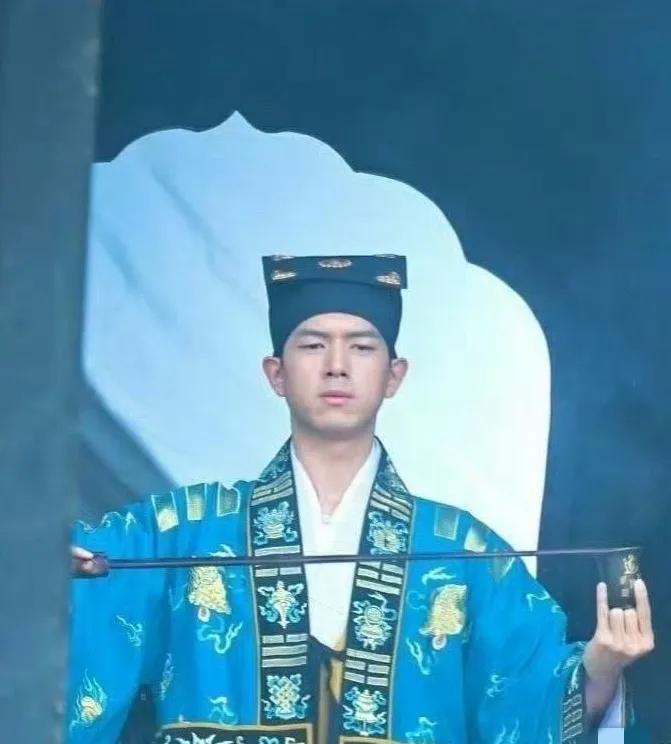 李现“道士”造型来了！！
《长风起》这部剧已经加入我的追剧必看清单了，因为很久没