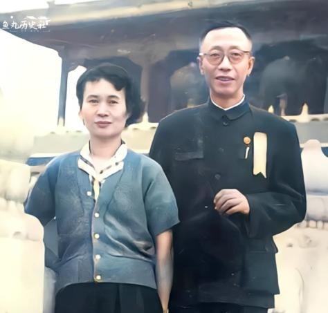 1964年，毛主席突然询问溥仪的工资，得知只有180元时，他脸色一沉，直言道：“