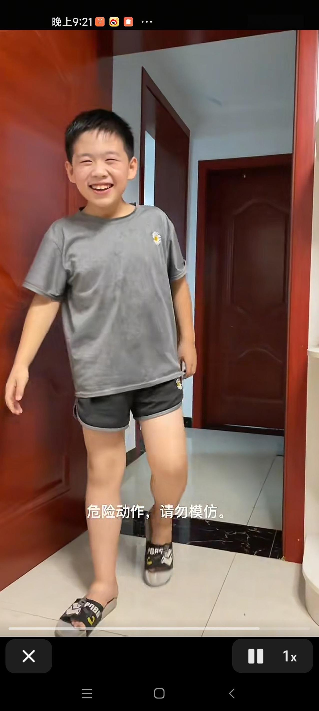 玉米粒弟弟小憨豆在21年的时候好可爱啊，那会还是胖嘟嘟的小婴儿肥，小点儿也是肉嘟