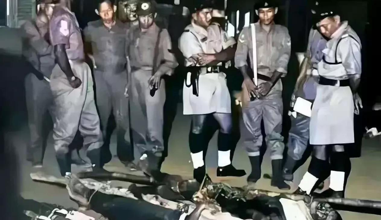 1965年，在印尼街头，几名被绑在木头上的华人即将被杀害，在他们旁边还有几个当地