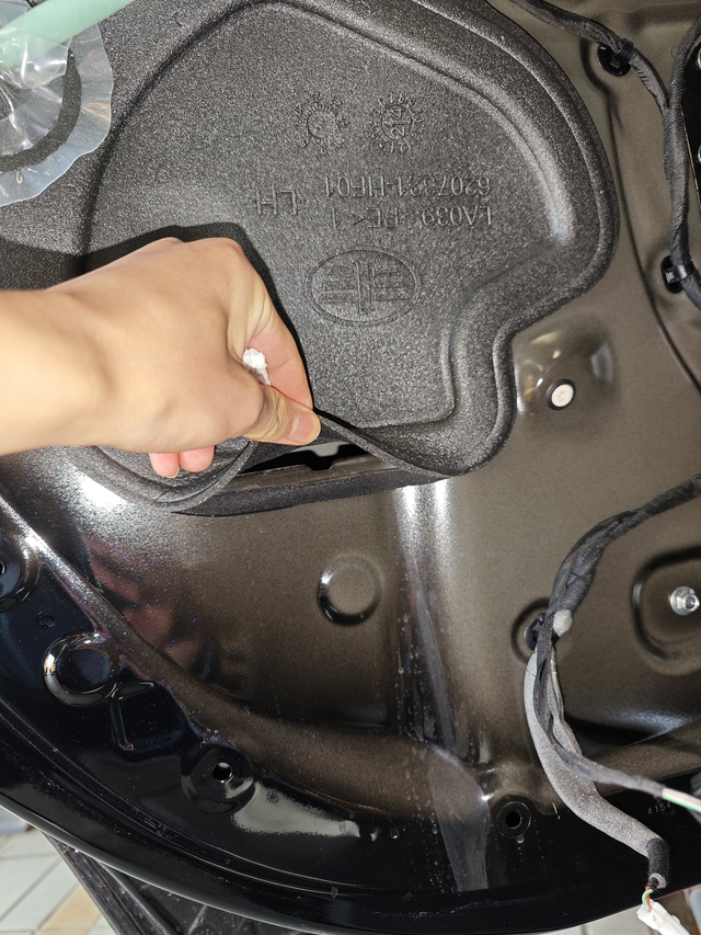 提车三个月漏水，地毯被水泡！
垃圾红旗，一个密封帘都研究不明白，买车是用来遮风挡