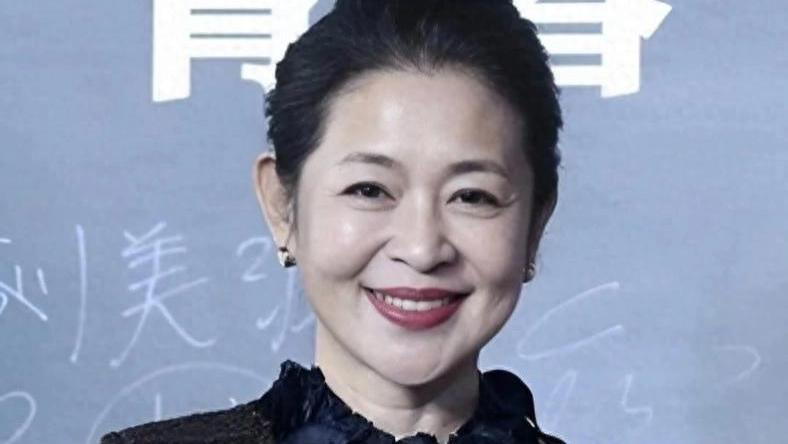 倪萍66岁玩转脱口秀：无稿现挂炸场，老艺术家的幽默逆袭