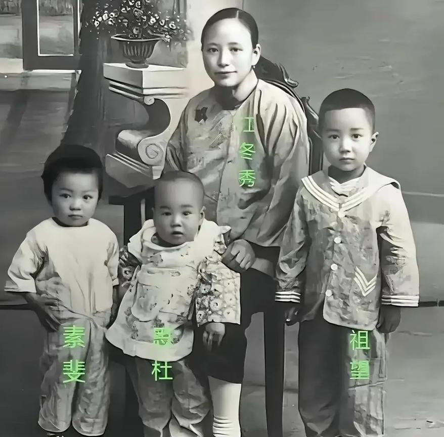 1923年，胡适妻子江东秀带着三个孩子的合影照片，三个孩子分别是4岁的胡祖望，3