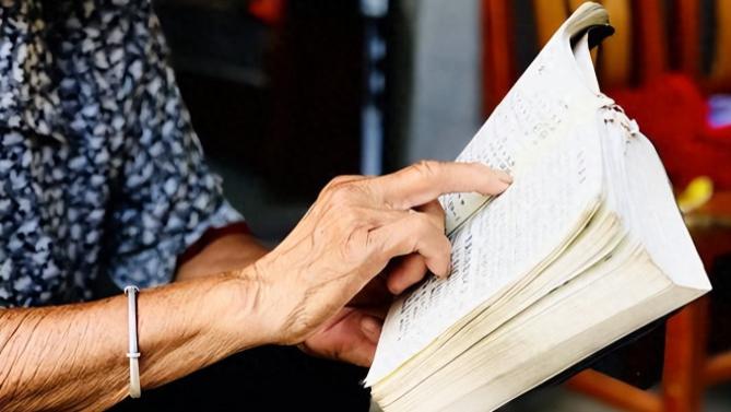 我每月给儿媳3000买菜钱，偷看她的记账本后，我连夜搬回了老家