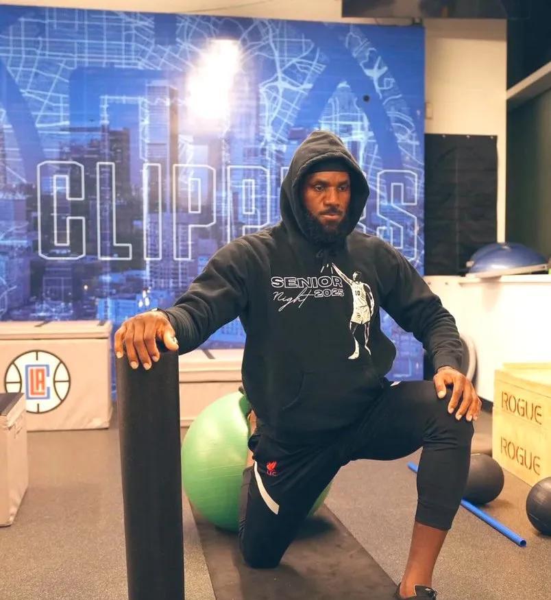 场上一分钟，场下十年功。
训练是很枯燥也很考验意志力，詹姆斯确实是天赋异禀，但维