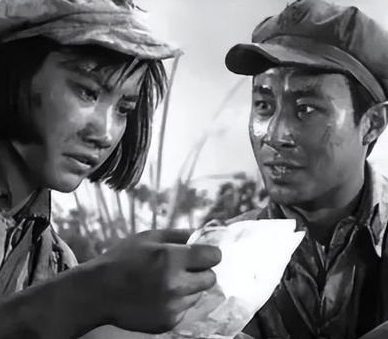 1937年，地主王学文家门口昏倒一个20岁女兵，他见周边无人，将女兵扛到炕上。女