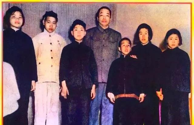 彭德怀元帅，这张1950年的全家福，他和侄子侄女们在一起，那慈爱的眼神，妥妥的一