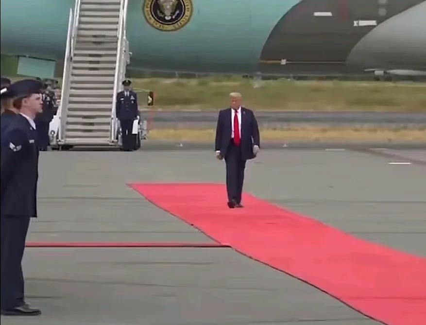 阿拉斯加是美国距离俄罗斯最近的地方，两国领土最近处仅仅相距四公里！
特朗普先下飞