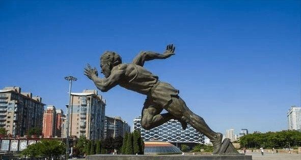 1932年，张学良赞助给刘长春8000大洋，让他去往洛杉矶参加奥运会，当刘长春漂
