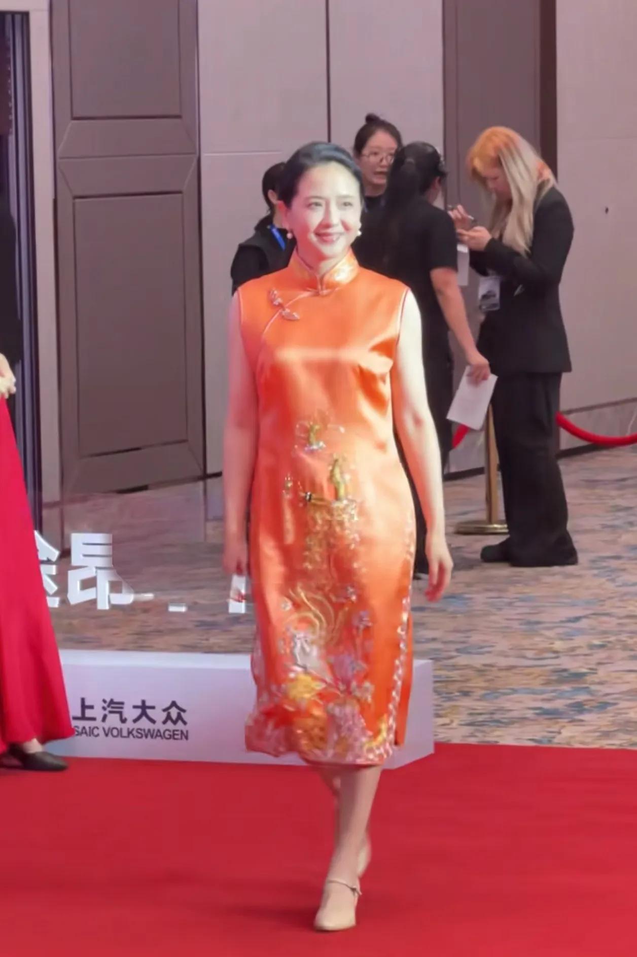 59岁陶慧敏红毯惊艳众人，优雅气质力压“不老女神”赵雅芝？
当陶慧敏身着一袭橘色