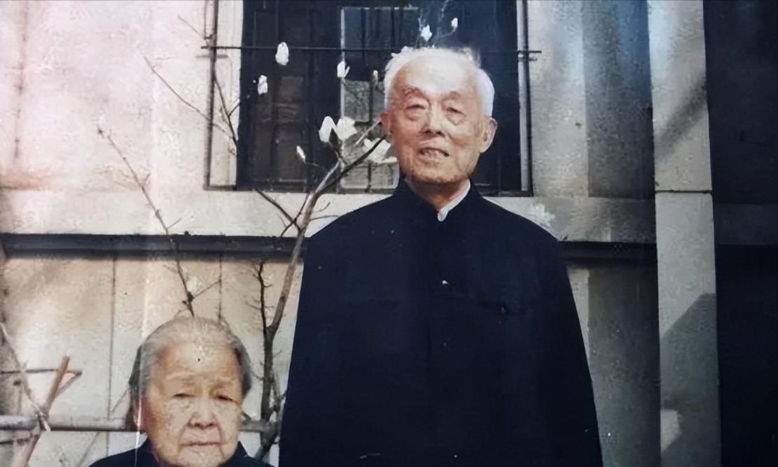 季羡林不只是对待自己的结发妻子苛刻，他和自己子女之间的感情更是十分淡漠。
季羡林