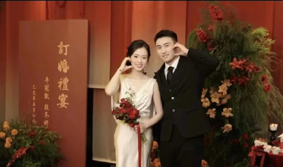 牛冠凯订婚视频来了，
冬妍和牛牛幸福的模样，
令人羡慕！
评论区满满的祝福，
曹