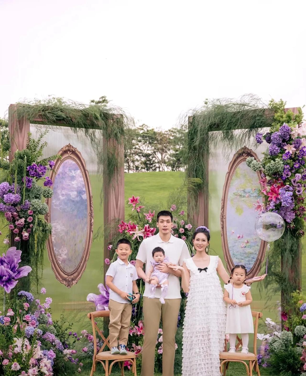 广东宏远的任俊飞才是妥妥的人生赢家！
老婆为他生了三个孩子后身材依旧苗条如少女，