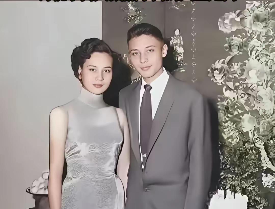 这是1967年，一对兄妹的合影照。
照片中男人梳着大背头，穿着西装，帅气英俊。女