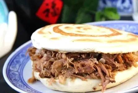 西安的美食名扬华夏，尤其是腊汁肉夹馍，甑糕和牛肉泡馍，最为出名，深受本地土著的热