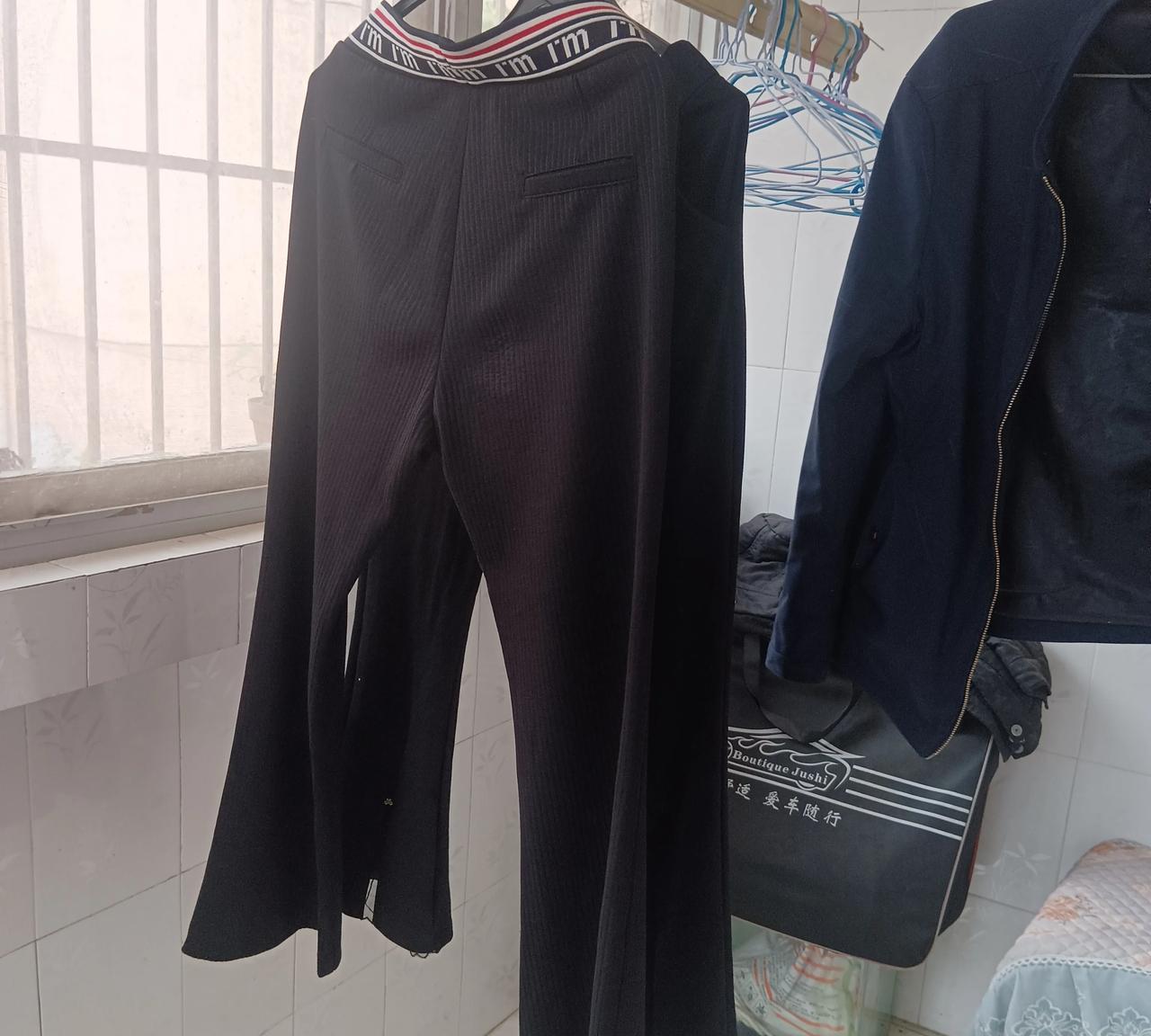 怪事儿！这几天淫雨霏霏，不见阳光，我来到阳台上看看洗的衣服干不干，竟然意外发现，