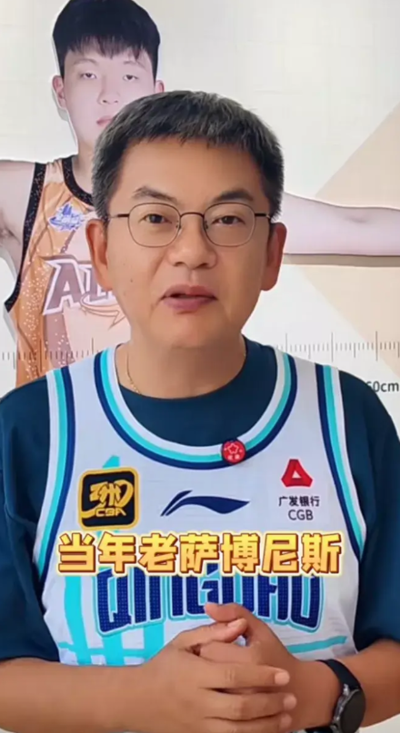 昨天杨瀚森在NBA夏季联赛的出色发挥，让所有人对小杨刮目相看。赛后国内著名篮球评