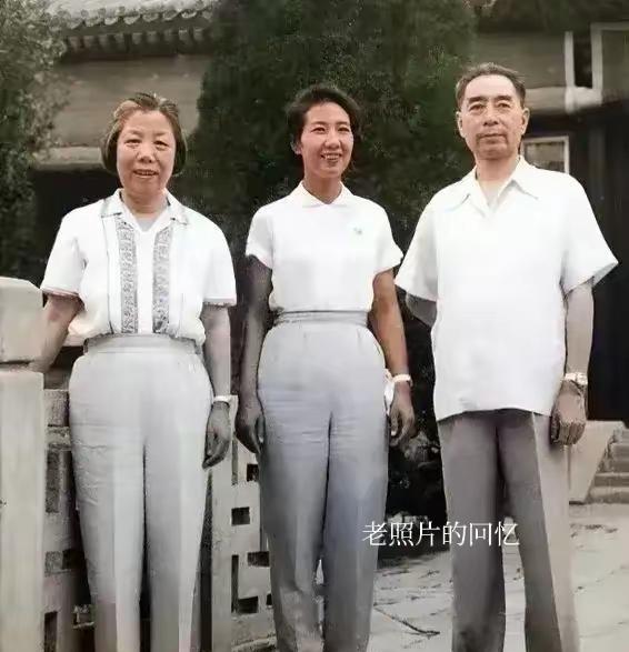珍贵的一张照片。
周总理，邓颖超和袁雪芬老师在一起，留下的这张珍贵的合影照片，历