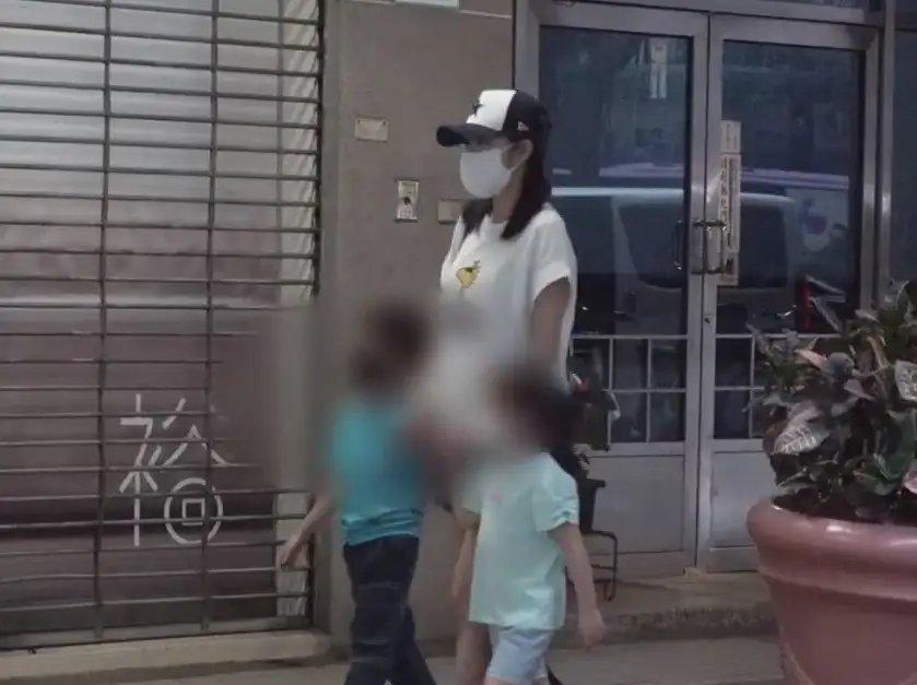 台媒曝安以轩与三男友人泡夜店
9月24日，台媒曝光安以轩近况，她带着两个子女到诊