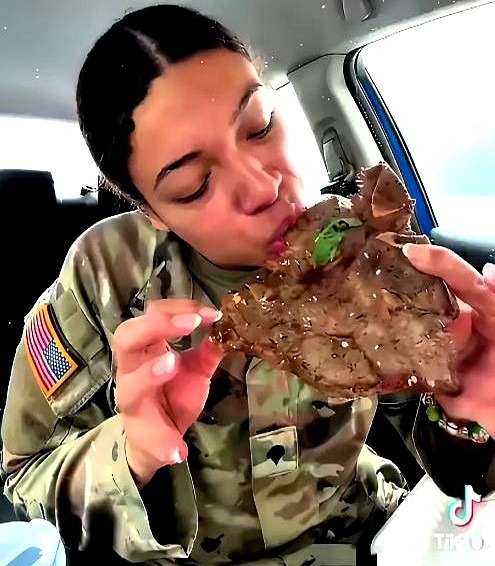 美军伙食太坑人











美国女兵在网上炫耀伙食，每月交点钱就顿顿龙