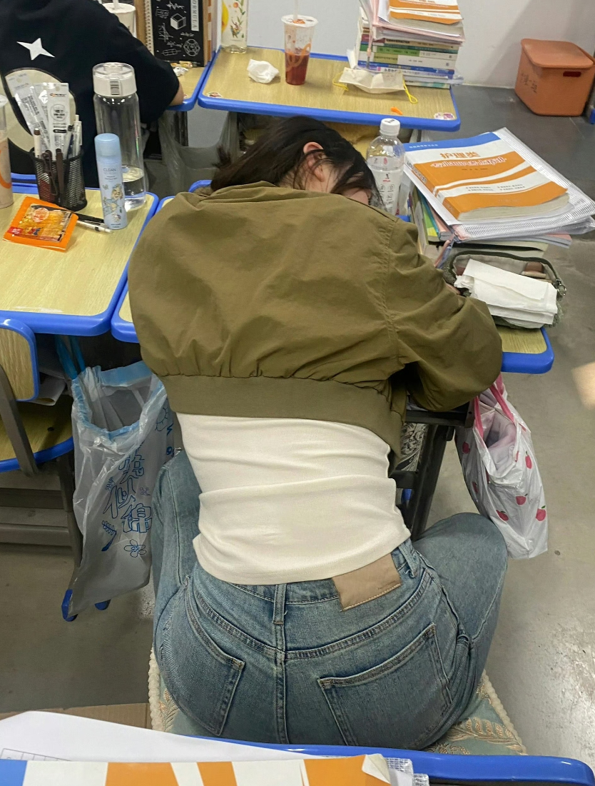 刚上课就睡觉一看晚上就熬夜了