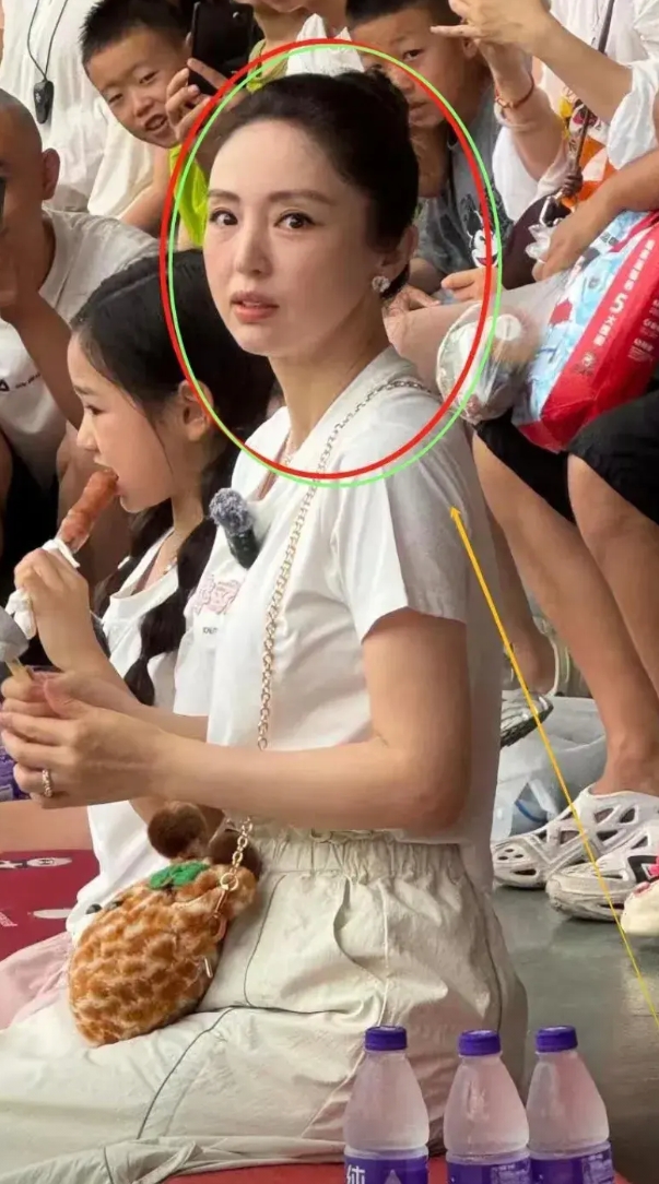 大家不要羡慕董璇找个小老公了。
说实话，董璇和张维伊的婚姻肯定不长久，看看董璇这