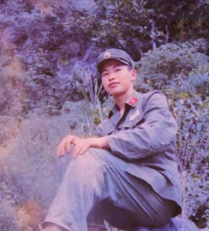 1985年，17岁的战士李庆轩，在老山轮战的战场上不幸牺牲，战友在整理他遗物的时