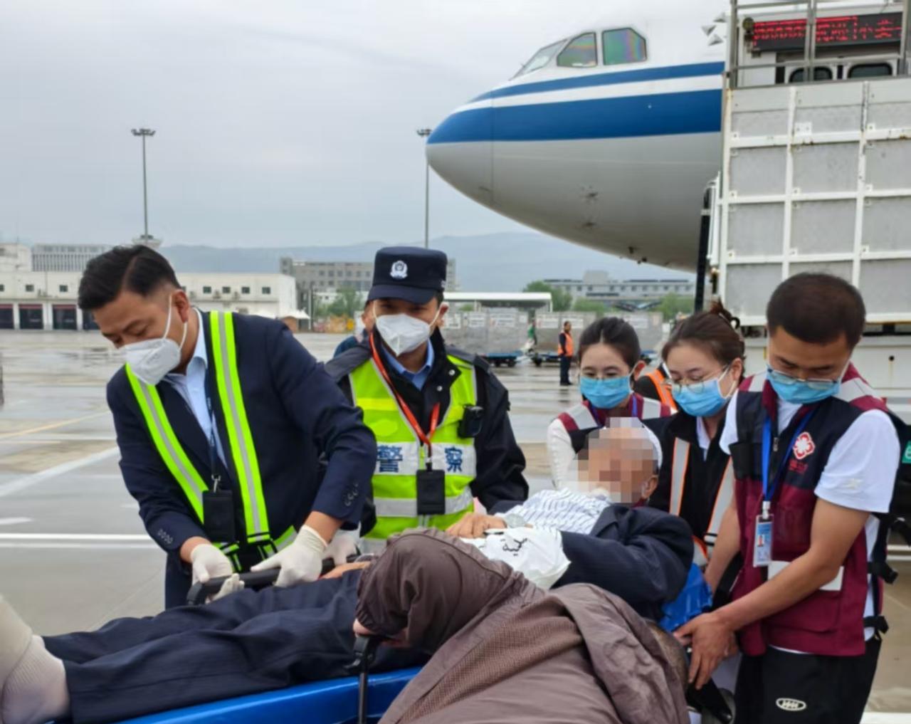 #NIA一线直击#【青海西宁：开通“紧急通道”救助受伤旅客】6月24日，青海边检
