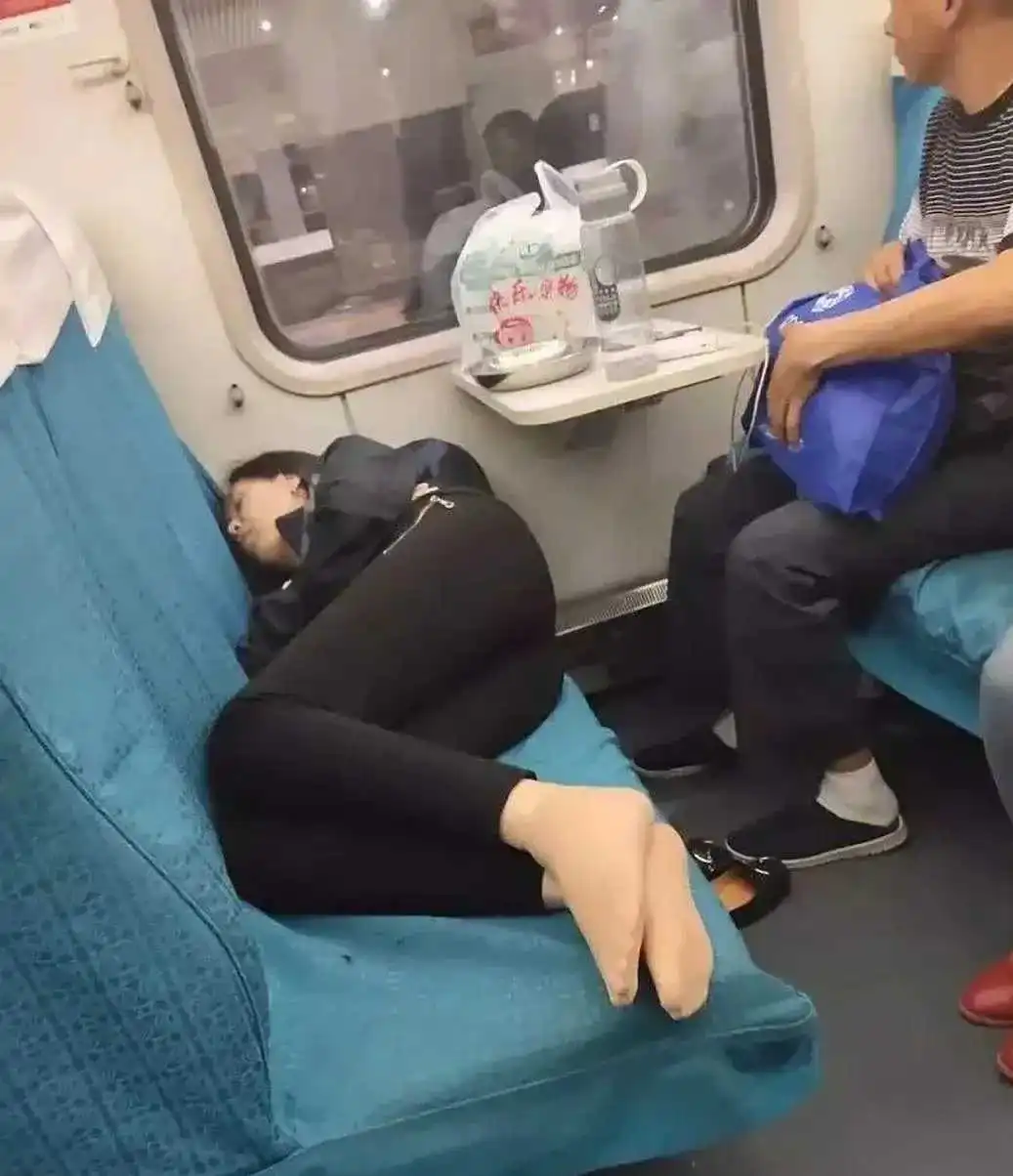 她是怎么做到不脸红的？