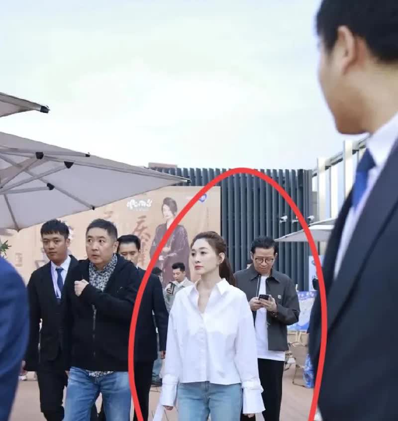 这是49岁李小冉
不是29岁李小冉
一眼沦陷，皮肤好到了极致
这哪里是49