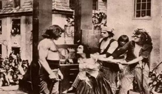 1638 年，法国昂热，一个 18 岁漂亮女孩即将被送上了绞刑架。刽子手不忍让这