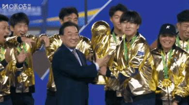 苏超真敢整活，竟然发大力神杯PLUS！
这金灿灿的大家伙看起来有几百斤
最初我发