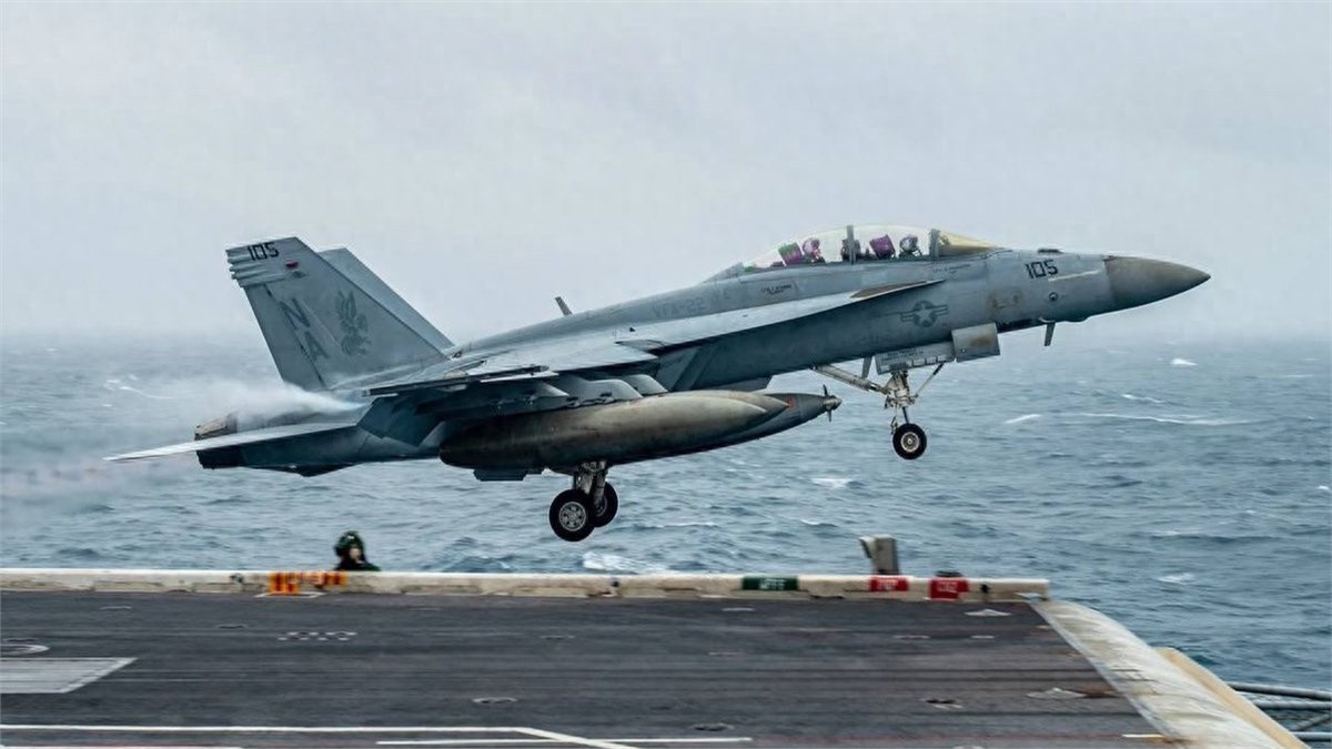 胡塞导弹高速来袭，美军航母180度急转弯，连战机带车甩进大海