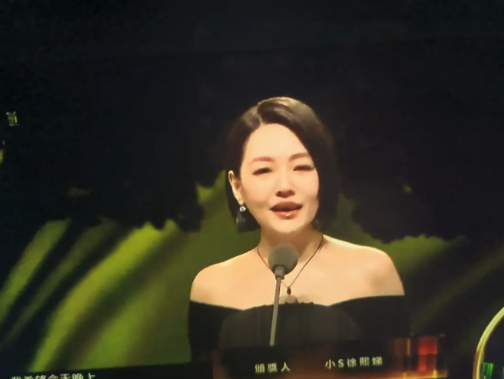 小S她终于出现了！！！现场首次回应了3个备受关注问题

她还没走到话筒前面就开始