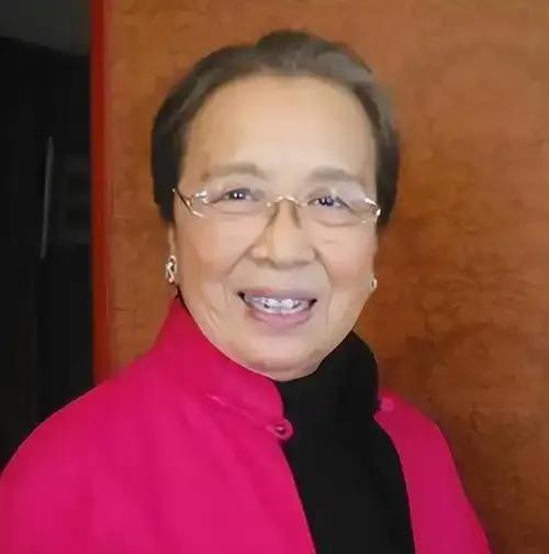 近日，于晓光前去探望89岁的李明启。李明启所居之处仅60平，室内陈设略显破旧，却