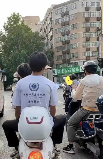 这样一穿，是不是堪比防弹马甲？ ​​​