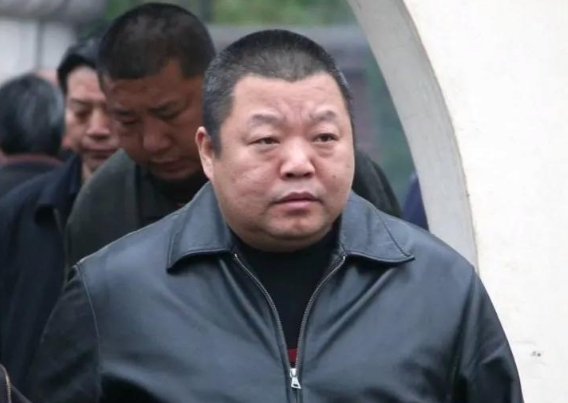 2004年，梅婷因表哥刘嘉良设备被砸一事，给臧天朔打电话：“藏哥，我是梅婷，听说