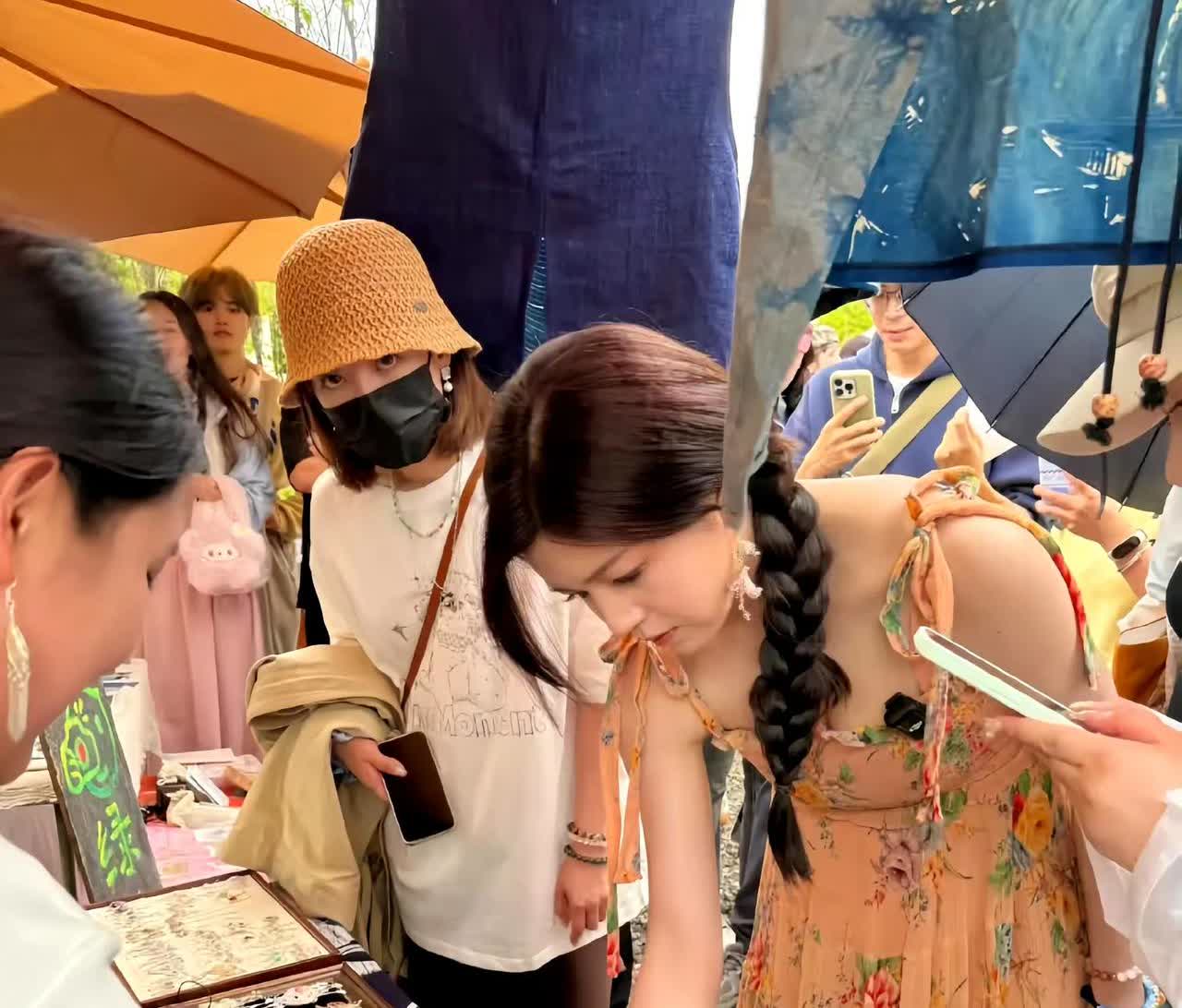 陈妍希，好可爱。
6月3日，陈妍希在大理参加活动被偶遇，她扎了一个斜马尾辫，穿