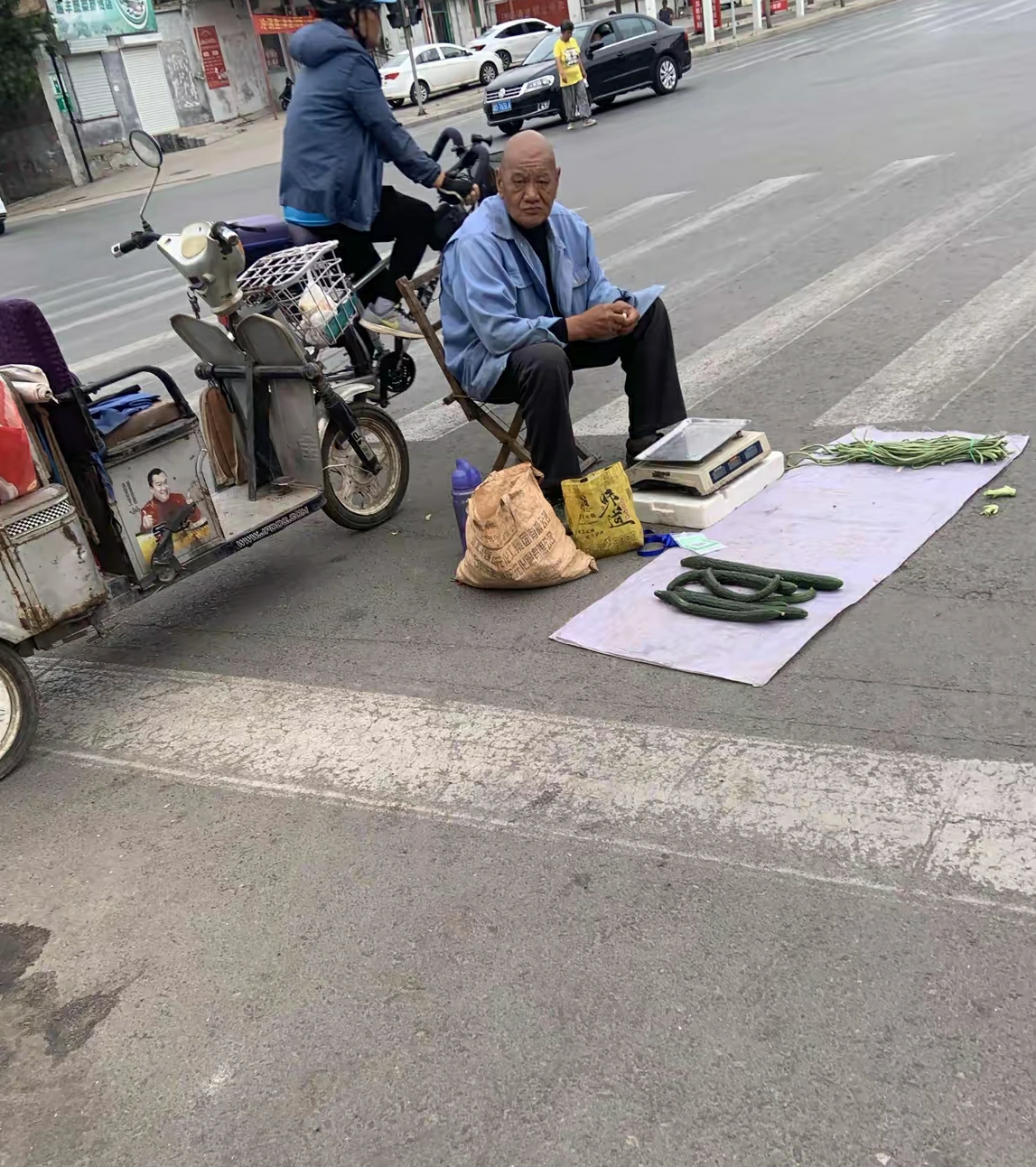 大爷是个有故事的人，虽然现在种田，但气质依然拉满