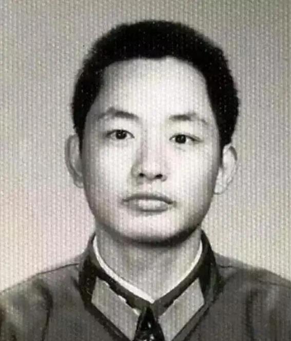 1984年，我军的一名排长在山中巡逻，遇到迎面走来的三名解放军战士，并朝他热情地