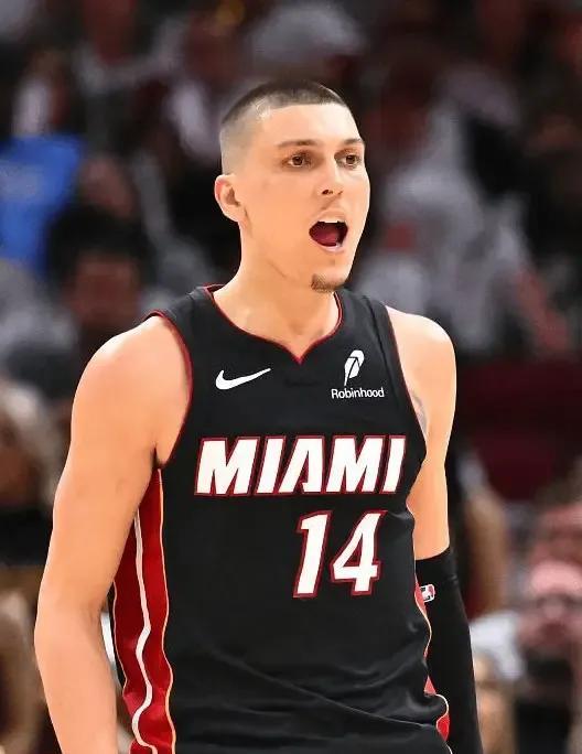 希罗将与热火签下一份3年1.497亿美元合同，球员们的好时代啊！
就连希罗这个级
