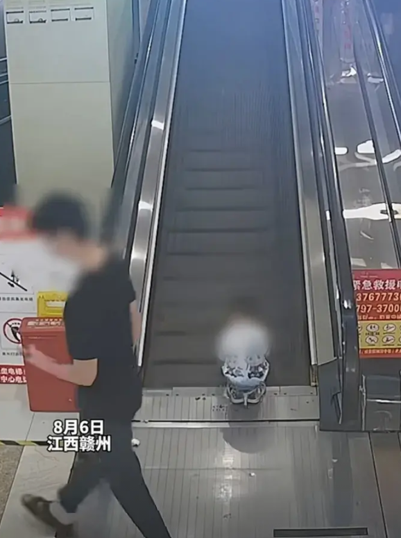 一些家长这种护孩子的做法，现在刹车反思还来得及！
8月6日；江西漳州一家商场里发