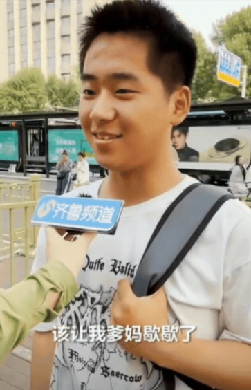 6月8日，山东济南，男孩走出考场，接受采访回应：考完试已经准备打工了！记者听后很